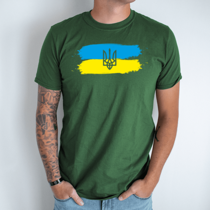 tamsiai-zalia-vyriski-marskineliai-ukrainos-veliava
