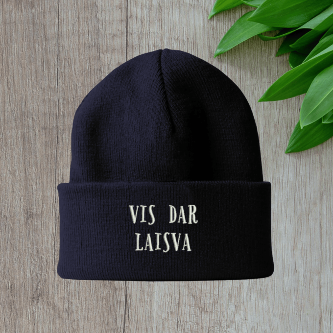 dark-blue-ziemine-kepure-vis-dar-laisva