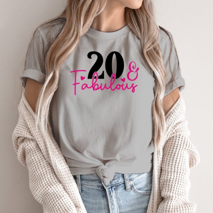 Unisex marškinėliai su spauda „20 ir nuostabi“ - Image 2