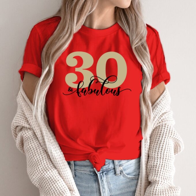 Unisex marškinėliai su spauda „30 ir nuostabi“ - Image 3