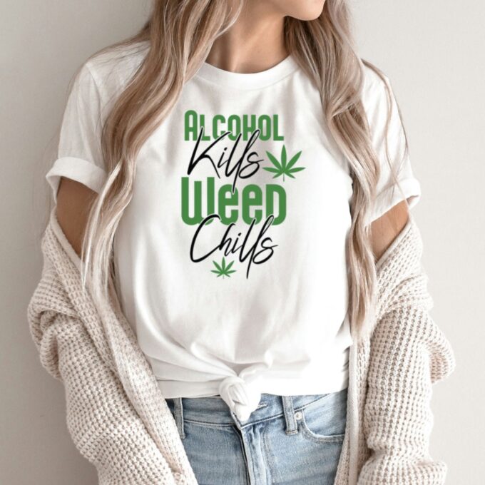 Unisex marškinėliai su spauda „Alcohol Kills - Weed Chills“