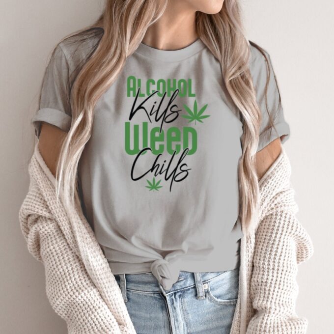 Unisex marškinėliai su spauda „Alcohol Kills - Weed Chills“ - Image 2