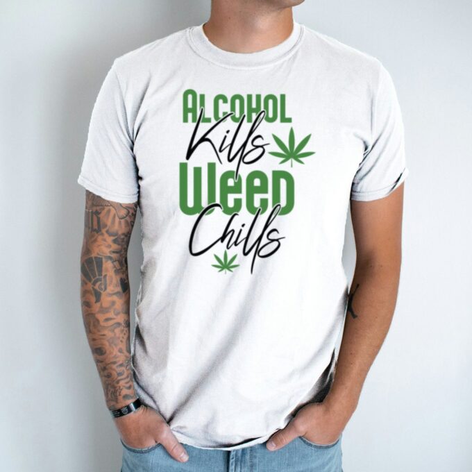 Unisex marškinėliai su spauda „Alcohol Kills - Weed Chills“