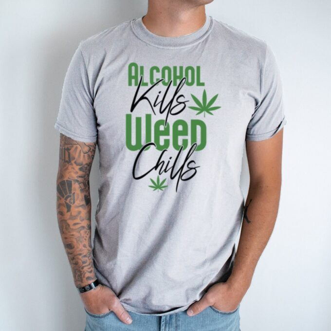 Unisex marškinėliai su spauda „Alcohol Kills - Weed Chills“ - Image 2