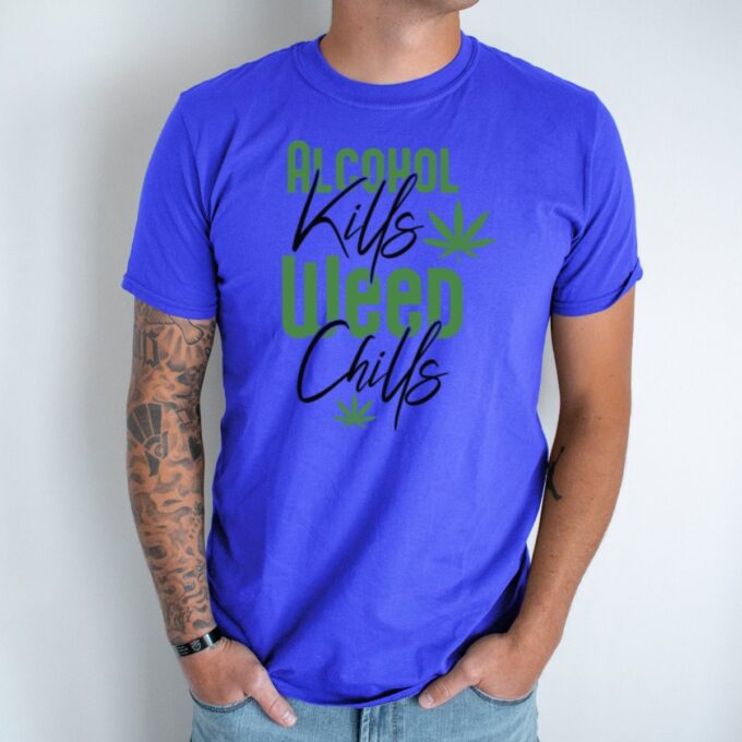 Unisex marškinėliai su spauda „Alcohol Kills - Weed Chills“ - Image 3