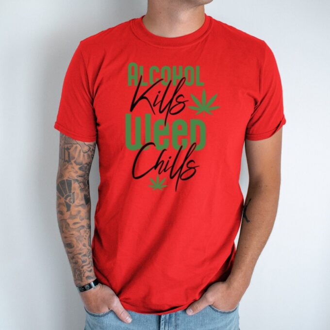 Unisex marškinėliai su spauda „Alcohol Kills - Weed Chills“ - Image 4
