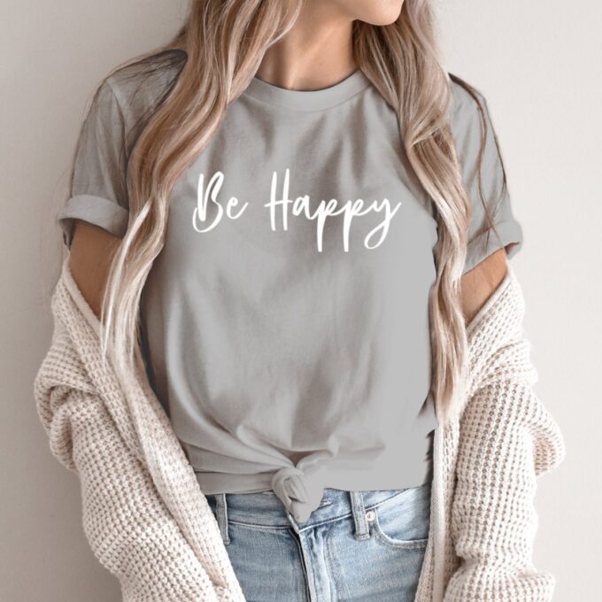Unisex marškinėliai su spauda „Be Happy“ - Image 2