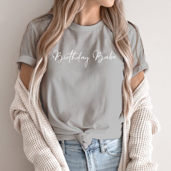 Unisex marškinėliai su spauda „Birthday Babe“ - Image 2