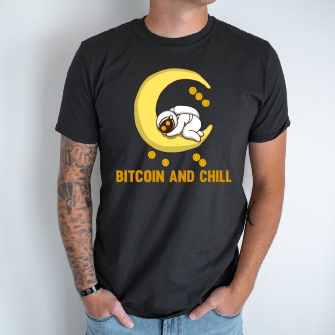 Unisex marškinėliai su spauda „Bitcoin And Chill“ - Image 2
