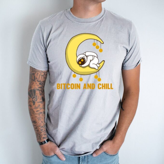 Unisex marškinėliai su spauda „Bitcoin And Chill“ - Image 3