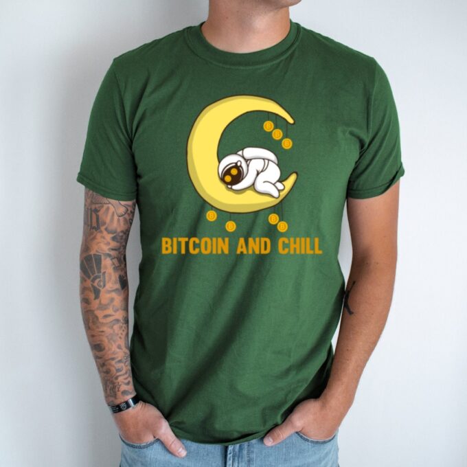 Unisex marškinėliai su spauda „Bitcoin And Chill“ - Image 5