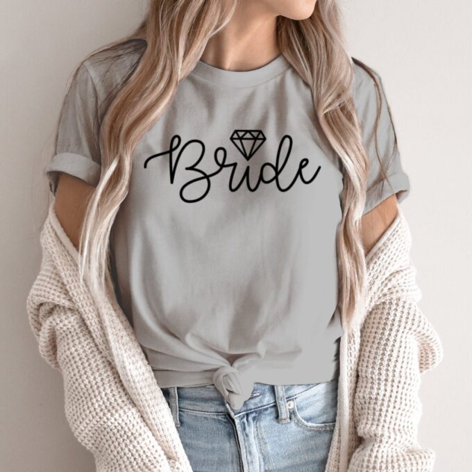 Unisex marškinėliai su spauda „Bride“ - Image 2