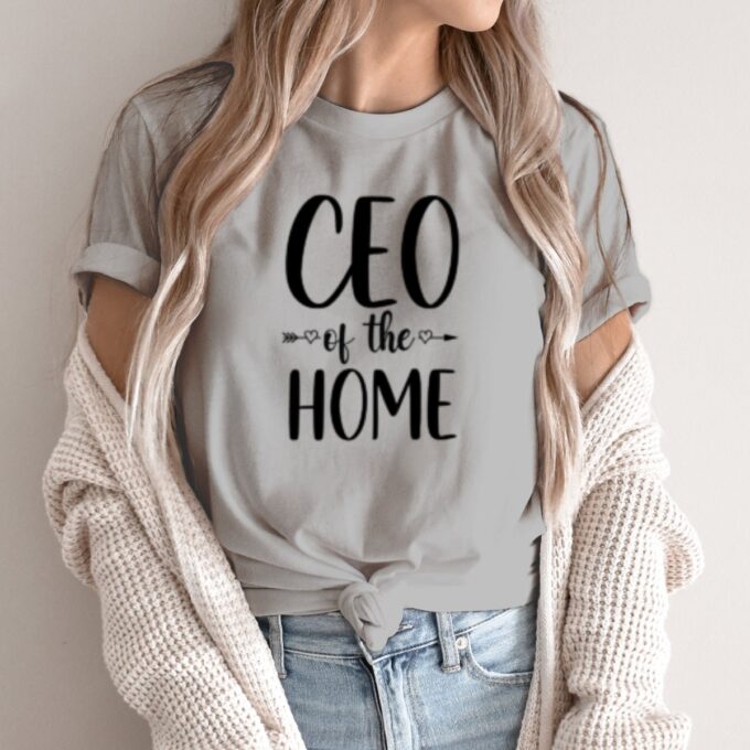 Unisex marškinėliai su spauda „CEO Of The Home“ - Image 2