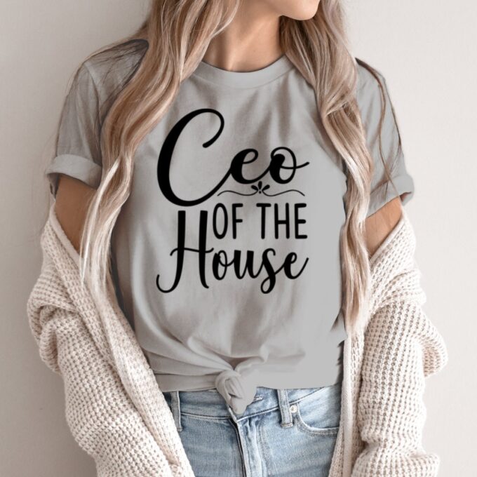 Unisex marškinėliai su spauda „CEO Of The House“ - Image 2