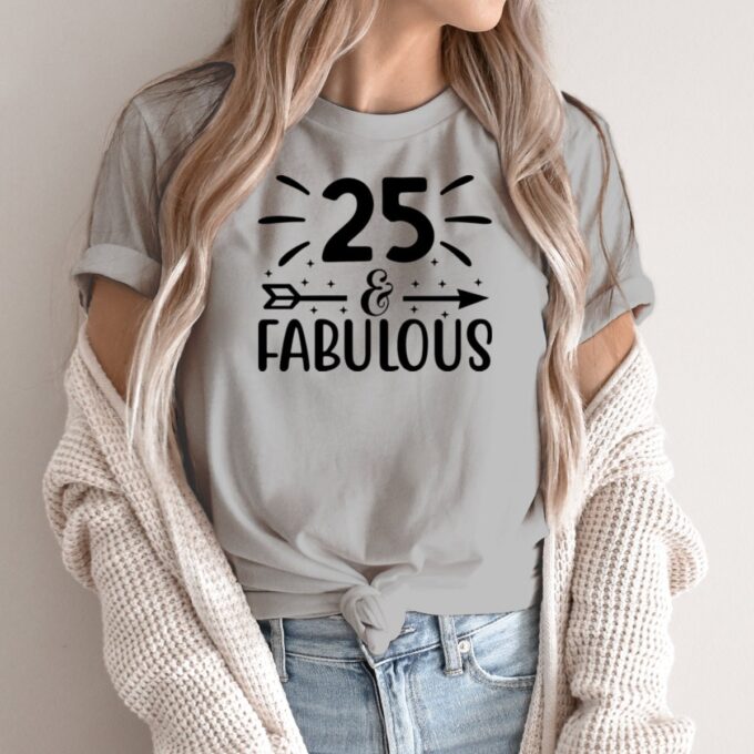 Unisex marškinėliai su spauda „Man pagaliau 25“ - Image 2