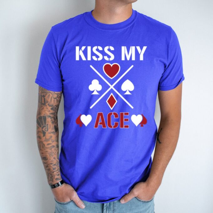 Unisex marškinėliai su spauda „Kiss My Ace“ - Image 2