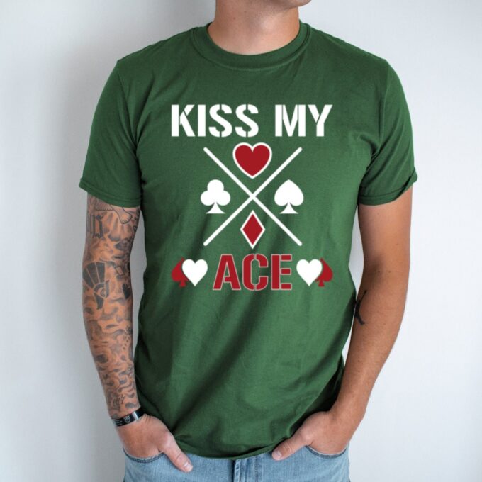 Unisex marškinėliai su spauda „Kiss My Ace“ - Image 3
