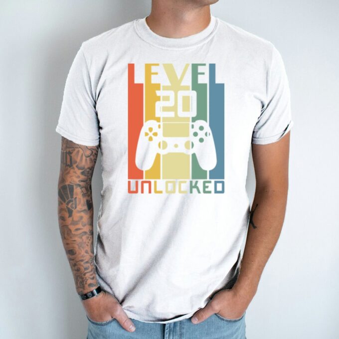 Unisex marškinėliai su spauda „Level 20 Unlocked“ - Image 2