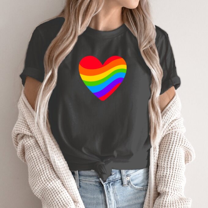 Unisex marškinėliai su spauda „LGBT Širdelė“ - Image 2