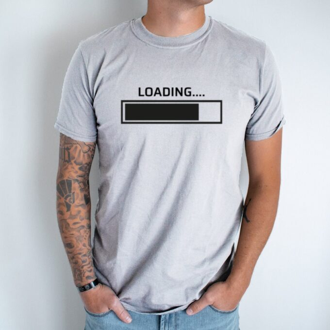 Unisex marškinėliai su spauda „Loading“ - Image 3
