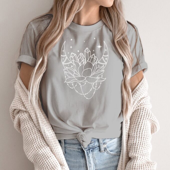 Unisex marškinėliai su spauda „Lotus“ - Image 2