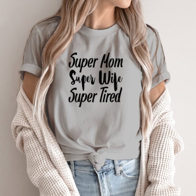 Unisex marškinėliai su spauda „Super tired mom“ - Image 2