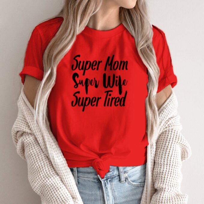Unisex marškinėliai su spauda „Super tired mom“ - Image 4