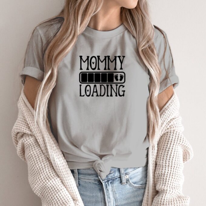 Unisex marškinėliai su spauda „Mommy Loading“ - Image 2