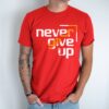 Unisex marškinėliai su spauda „Never Give Up“ - Image 4