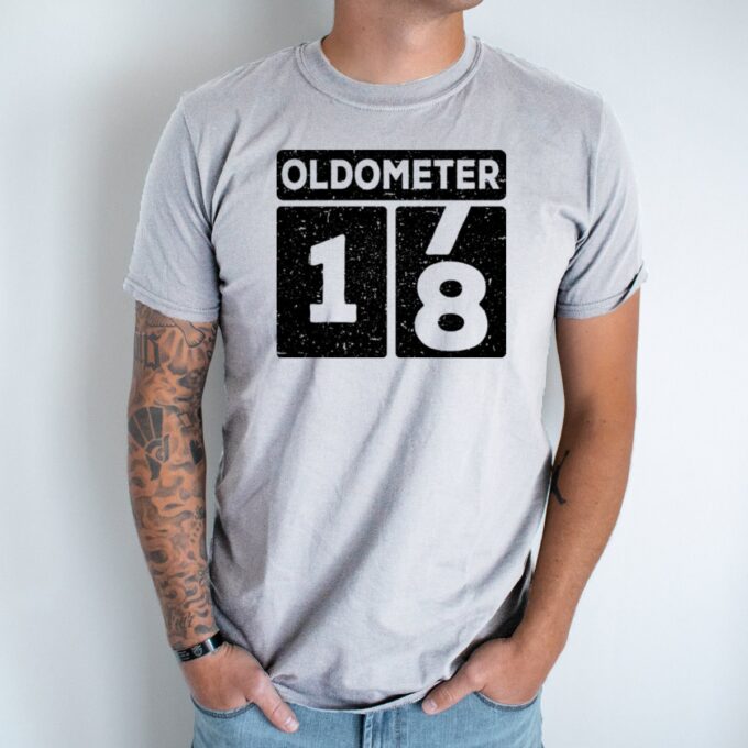 Unisex marškinėliai su spauda „Oldometer 18“ - Image 2