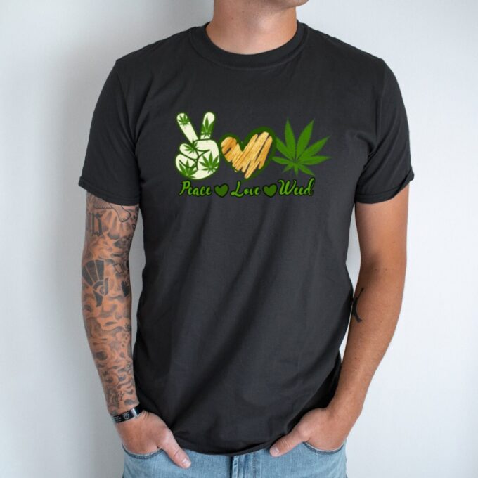Unisex marškinėliai su spauda „Peace, Love, Weed“ - Image 2