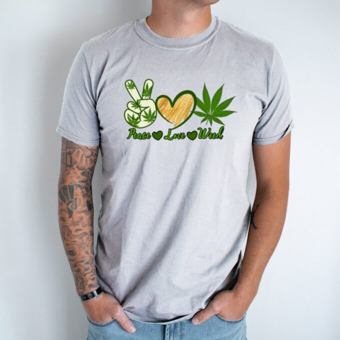 Unisex marškinėliai su spauda „Peace, Love, Weed“ - Image 3