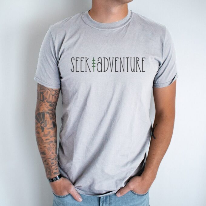 Unisex marškinėliai su spauda „Seek Adventure“ - Image 2