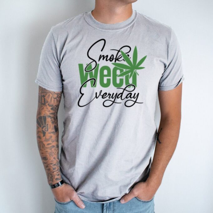 Unisex marškinėliai su spauda „Smoke Weed Everyday“ - Image 2