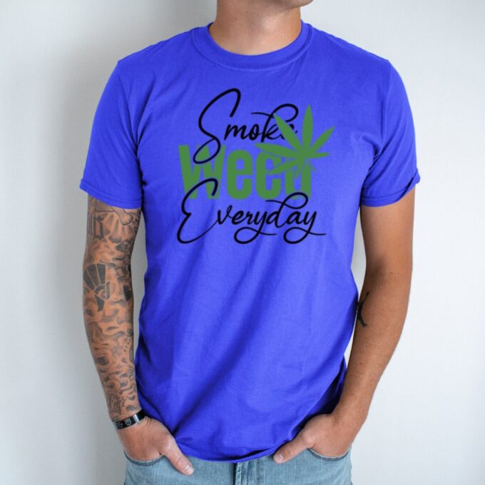 Unisex marškinėliai su spauda „Smoke Weed Everyday“ - Image 3
