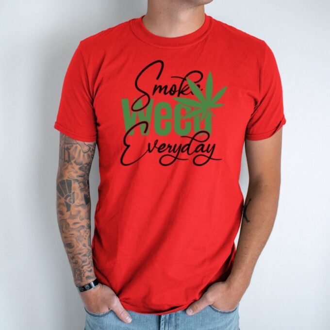 Unisex marškinėliai su spauda „Smoke Weed Everyday“ - Image 4