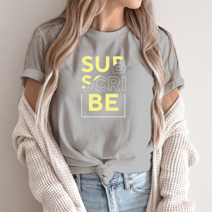 Unisex marškinėliai su spauda „Subscribe“ - Image 2