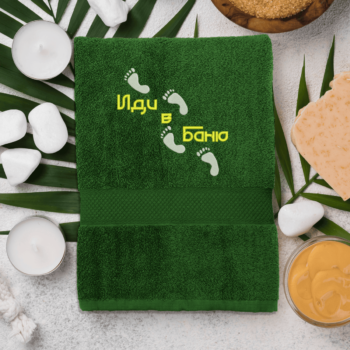 tamsiai-zalia-ranksluostis-idi-v-baniu