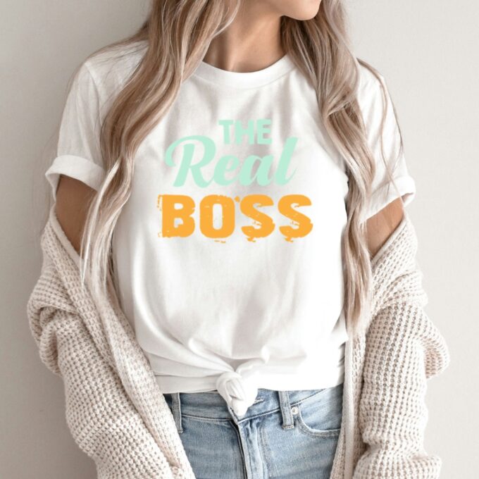 Unisex marškinėliai su spauda „Real boss“ - Image 2