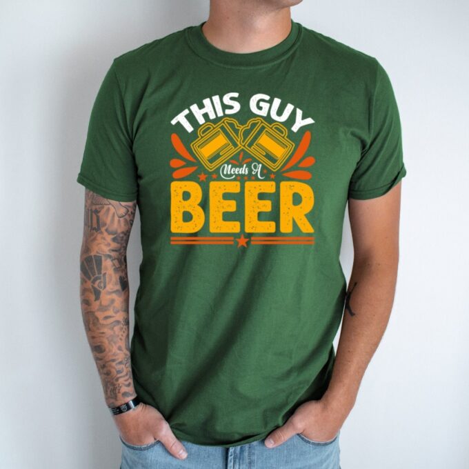 Unisex marškinėliai su spauda „This Guy Needs A Beer“ - Image 3