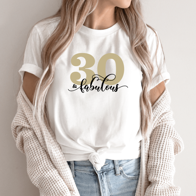 Unisex marškinėliai su spauda „30 ir nuostabi“