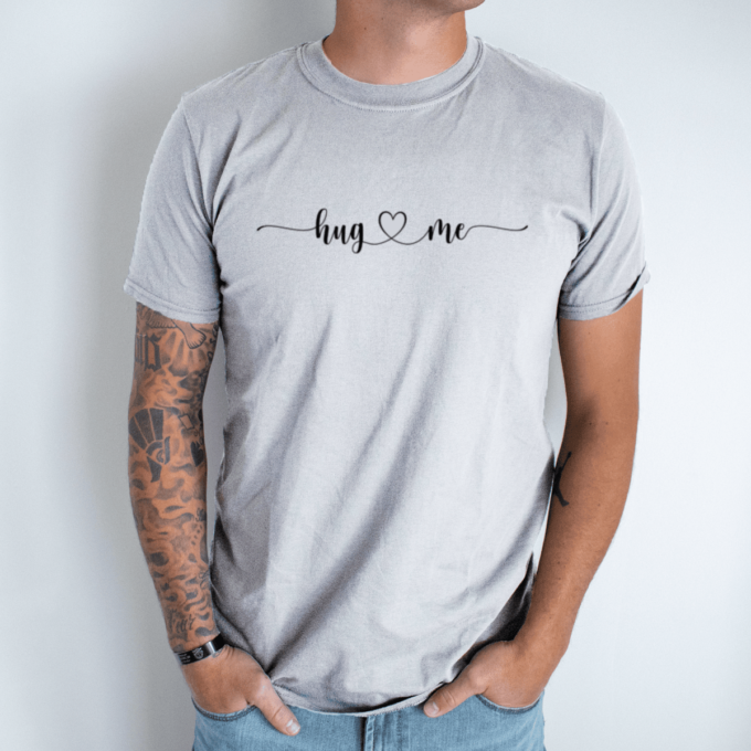 Unisex marškinėliai su spauda „Apkabink mane“ - Image 4