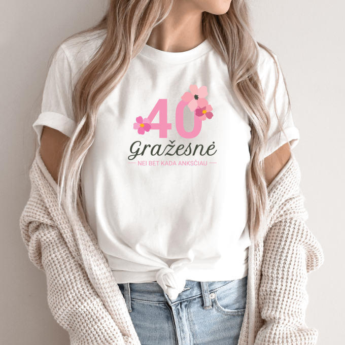 Unisex marškinėliai su spauda “40 – Gražesnė nei bet kada”