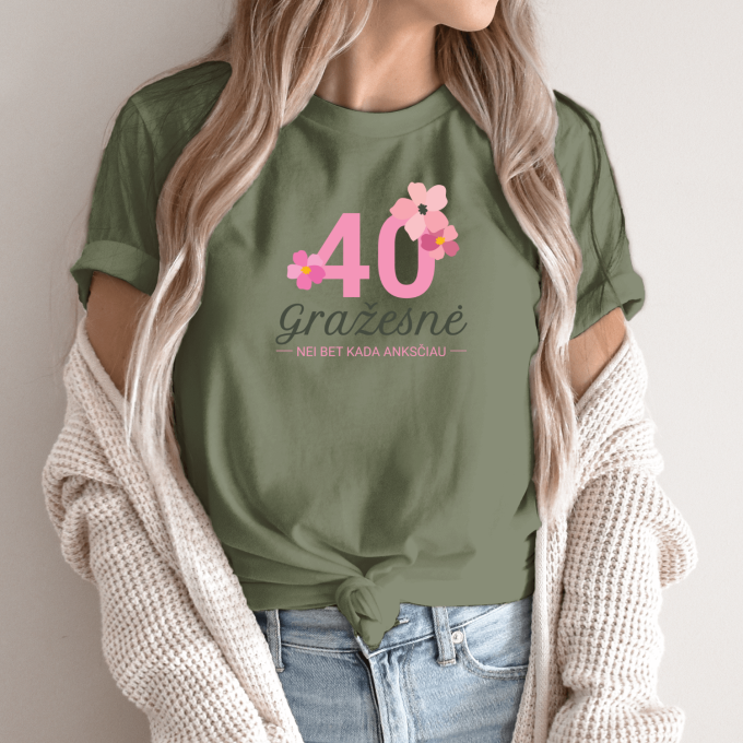 Unisex marškinėliai su spauda “40 – Gražesnė nei bet kada” - Image 2