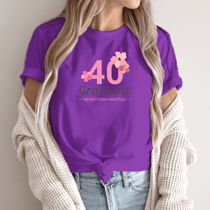 Unisex marškinėliai su spauda “40 – Gražesnė nei bet kada” - Image 4