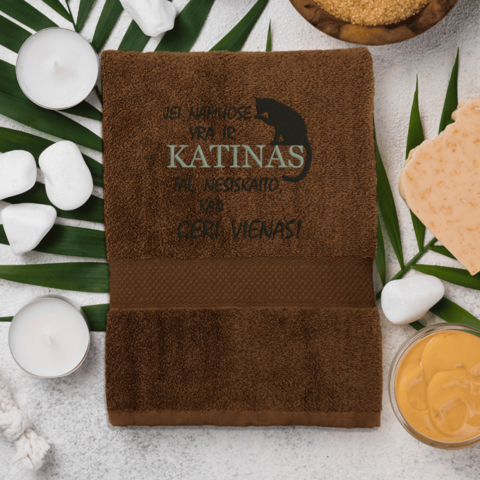 brown-ranksluostis-katinas