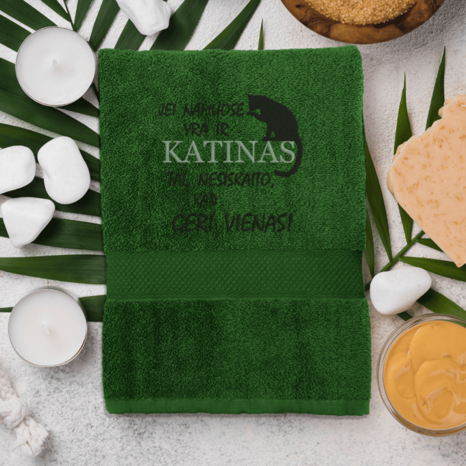 dark-green-ranksluostis-katinas