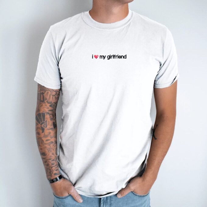 Unisex marškinėliai su spauda „I Love my girlfriend“ - Image 2