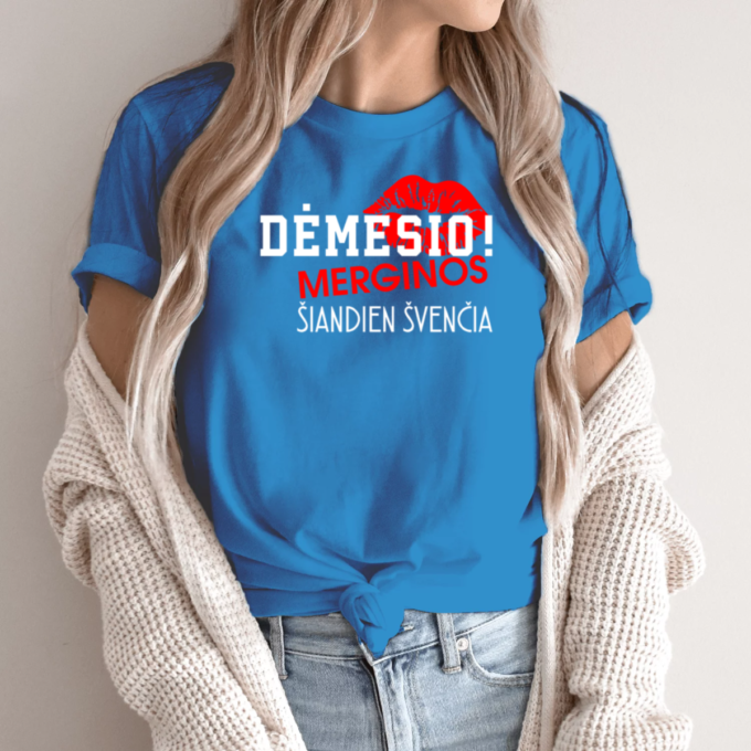 sviesiai-melyna-