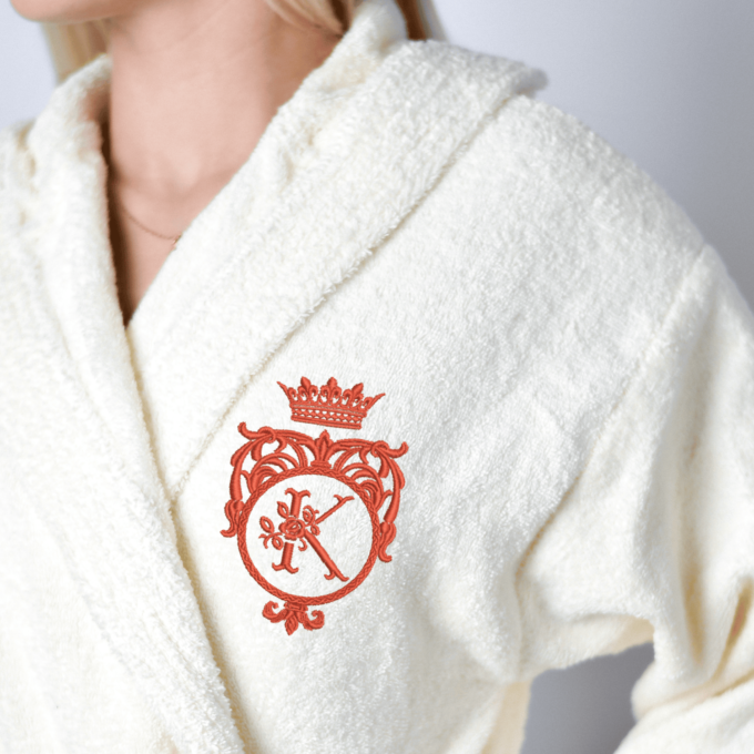 Siuvinėtas unisex chalatas „Su Jūsų inicialu“ - Image 3